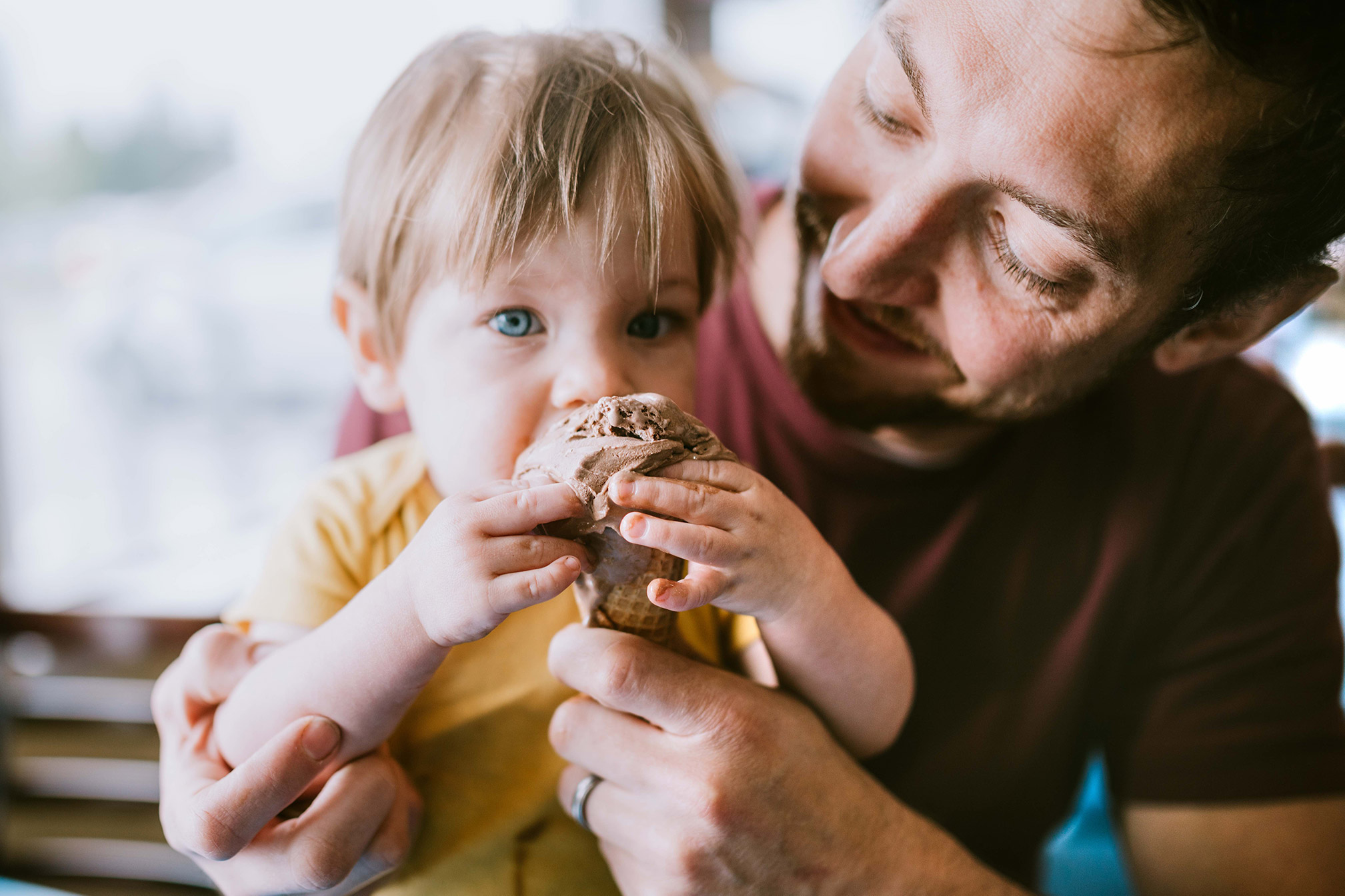 dad-child-with-ice-cream