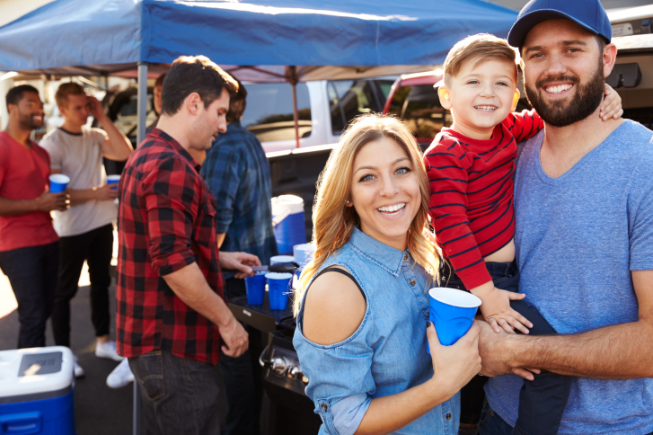 young-family-tailgating
